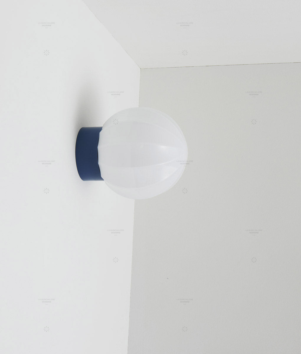 La Quincaillerie moderne - Applique "Movida" droite, bleu de Prusse opaline blanche