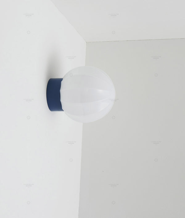 La Quincaillerie moderne - Applique "Movida" droite, bleu de Prusse opaline blanche