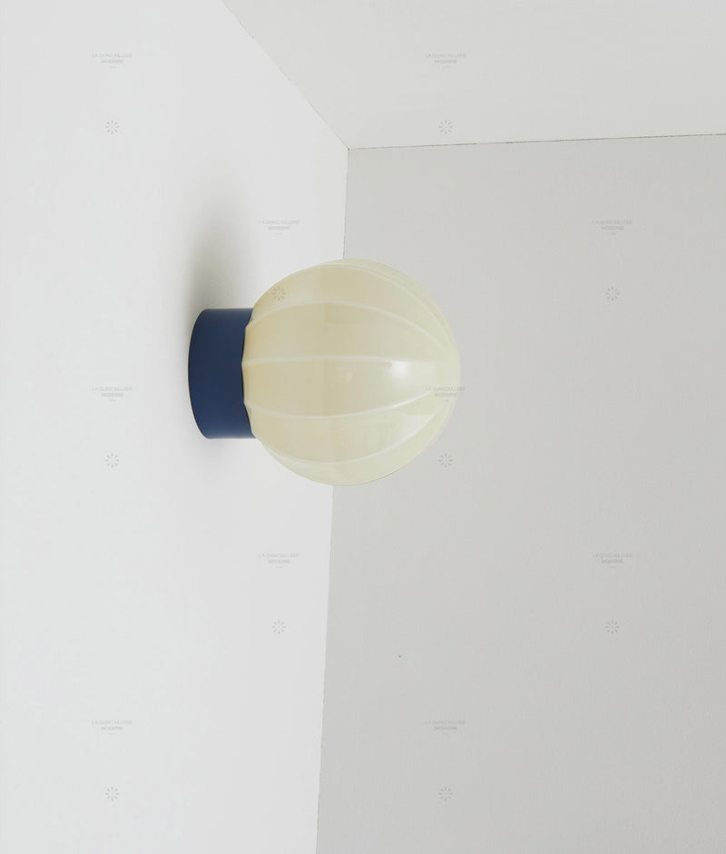 La Quincaillerie moderne - Applique "Movida" droite, bleu de prusse opaline crème