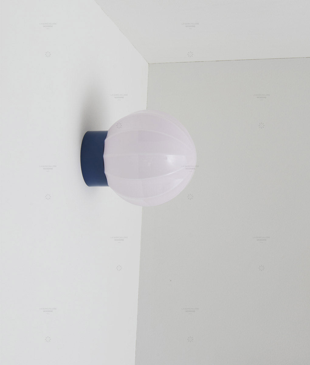 La Quincaillerie moderne - Applique "Movida" droite, bleu de prusse opaline rose très pâle