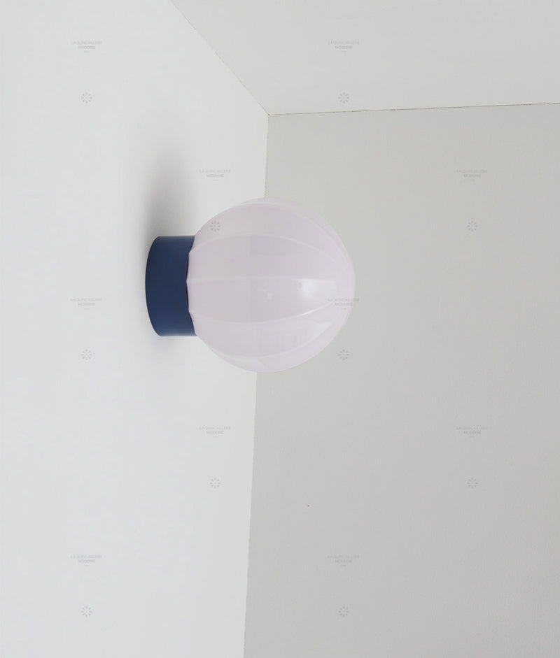 La Quincaillerie moderne - Applique "Movida" droite, bleu de prusse opaline rose très pâle