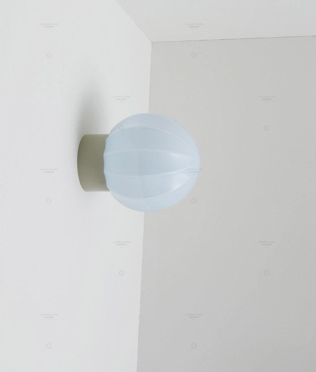 La Quincaillerie moderne - Applique "Movida" droite, gris perle opaline bleu pâle