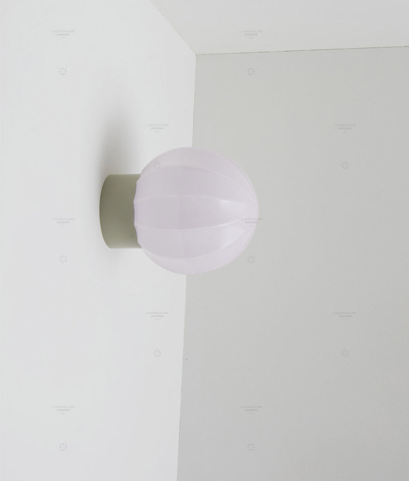 La Quincaillerie moderne - Applique "Movida" droite, gris perle opaline rose très pâle