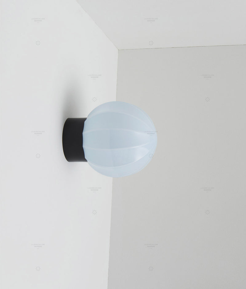 La Quincaillerie moderne - Applique "Movida" droite, noir opaline bleu pâle