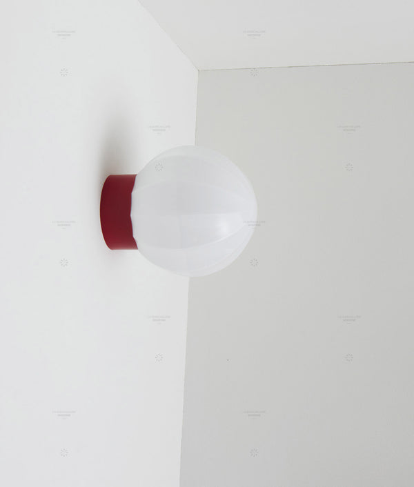 La Quincaillerie moderne - Applique "Movida" droite, rouge opaline blanche