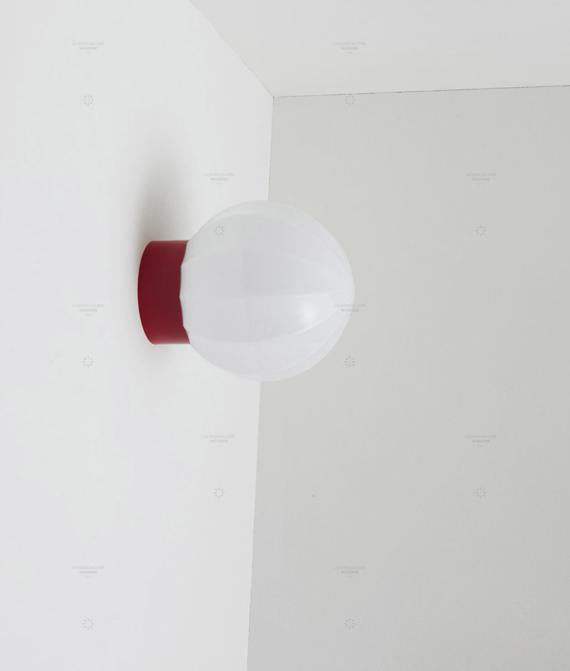 La Quincaillerie moderne - Applique "Movida" droite, rouge opaline blanche