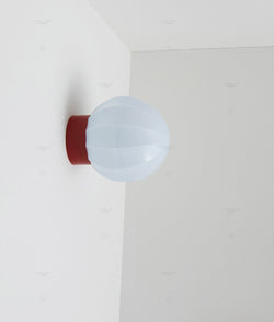 La Quincaillerie moderne - Applique "Movida" droite, rouge coquelicot opaline bleu pâle