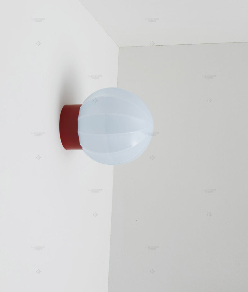 La Quincaillerie moderne - Applique "Movida" droite, rouge coquelicot opaline bleu pâle