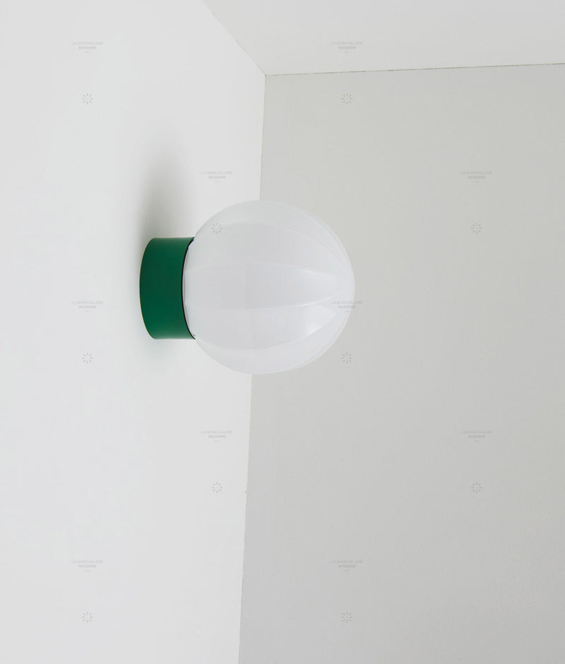 La Quincaillerie moderne - Applique "Movida" droite, vert prairie opaline blanche