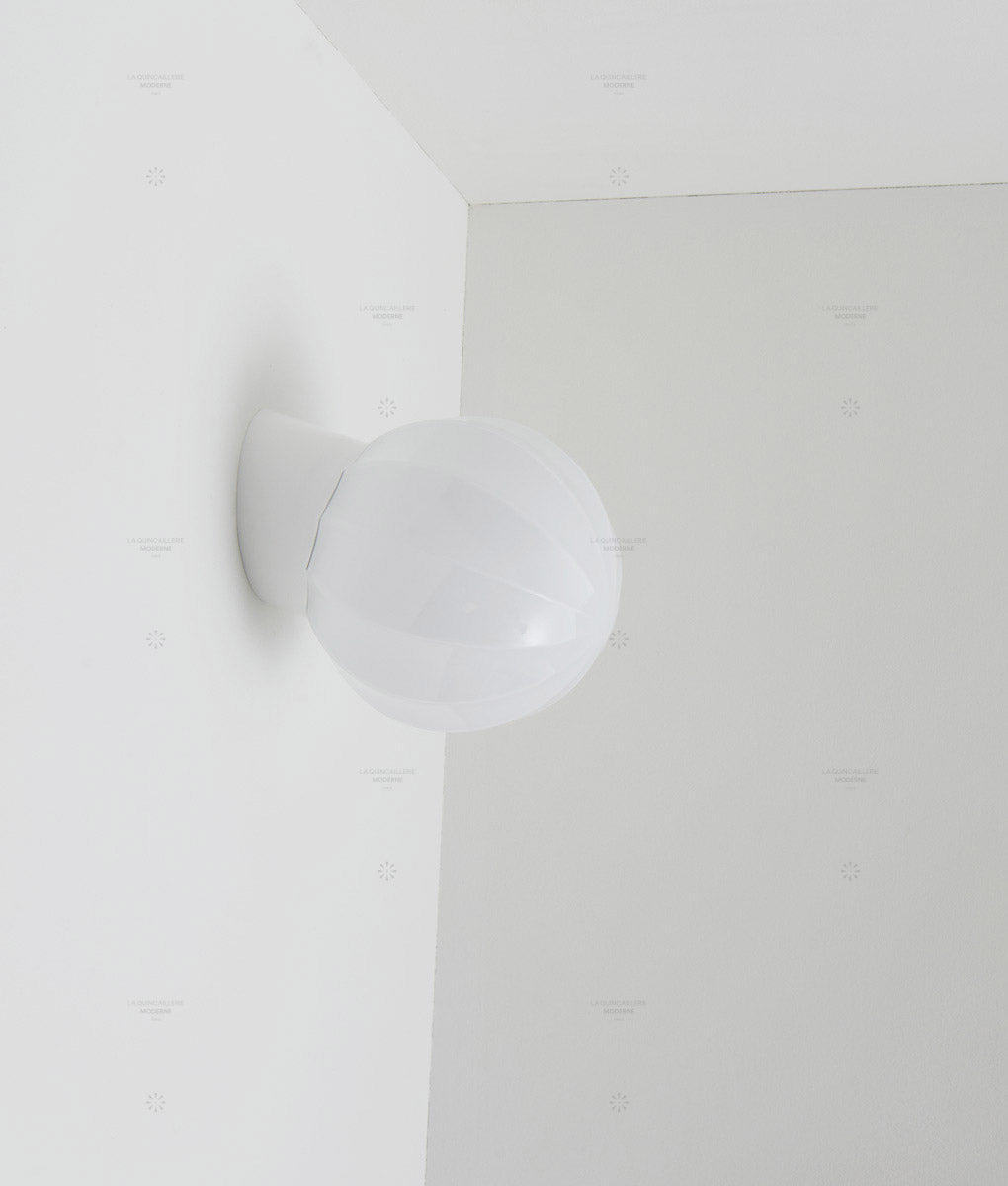 La Quincaillerie moderne - Applique "Movida" inclinée, blanc opaline blanche