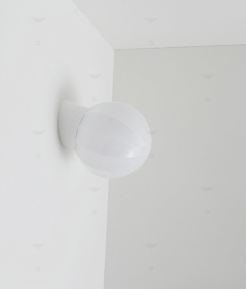La Quincaillerie moderne - Applique "Movida" inclinée, blanc opaline blanche