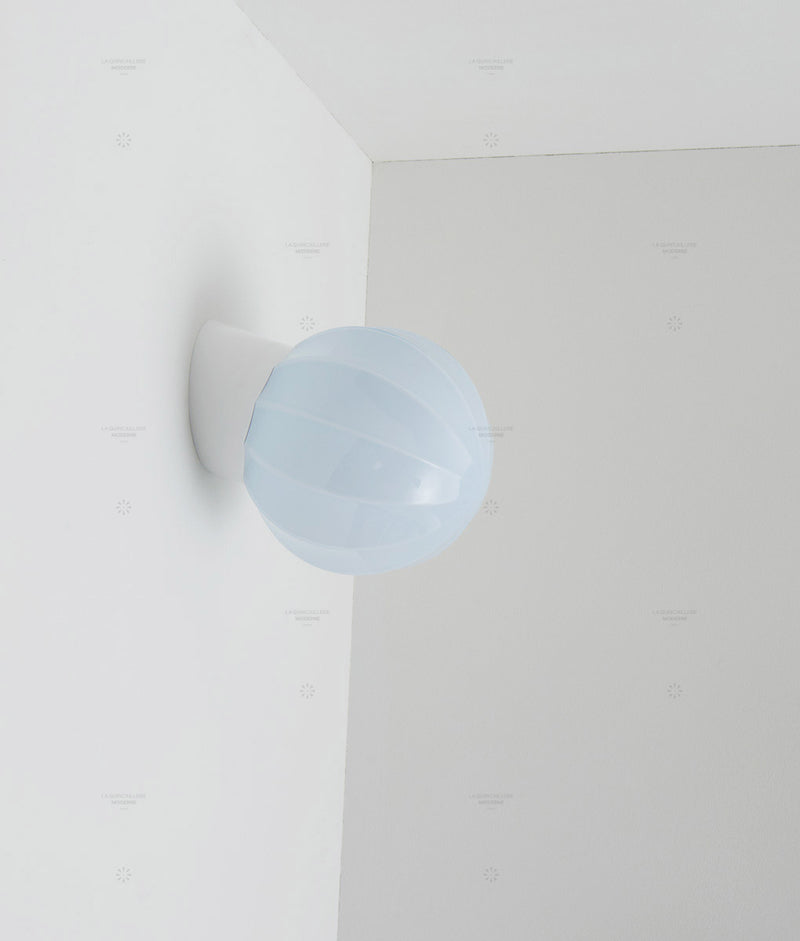 La Quincaillerie moderne - Applique "Movida" inclinée, blanc opaline bleu pâle