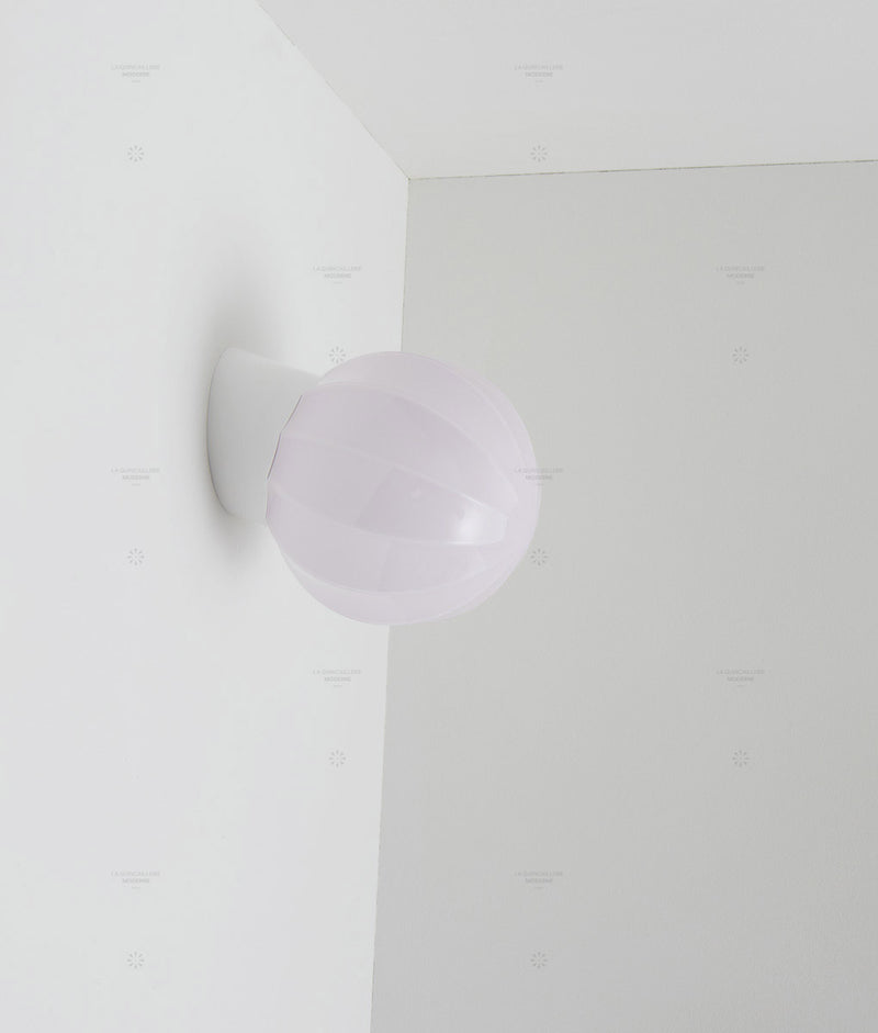 La Quincaillerie moderne - Applique "Movida" inclinée, blanc opaline rose très pâle