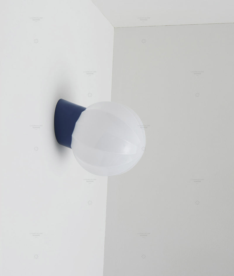 La Quincaillerie moderne - Applique "Movida" inclinée, bleu de prusse opaline blanche