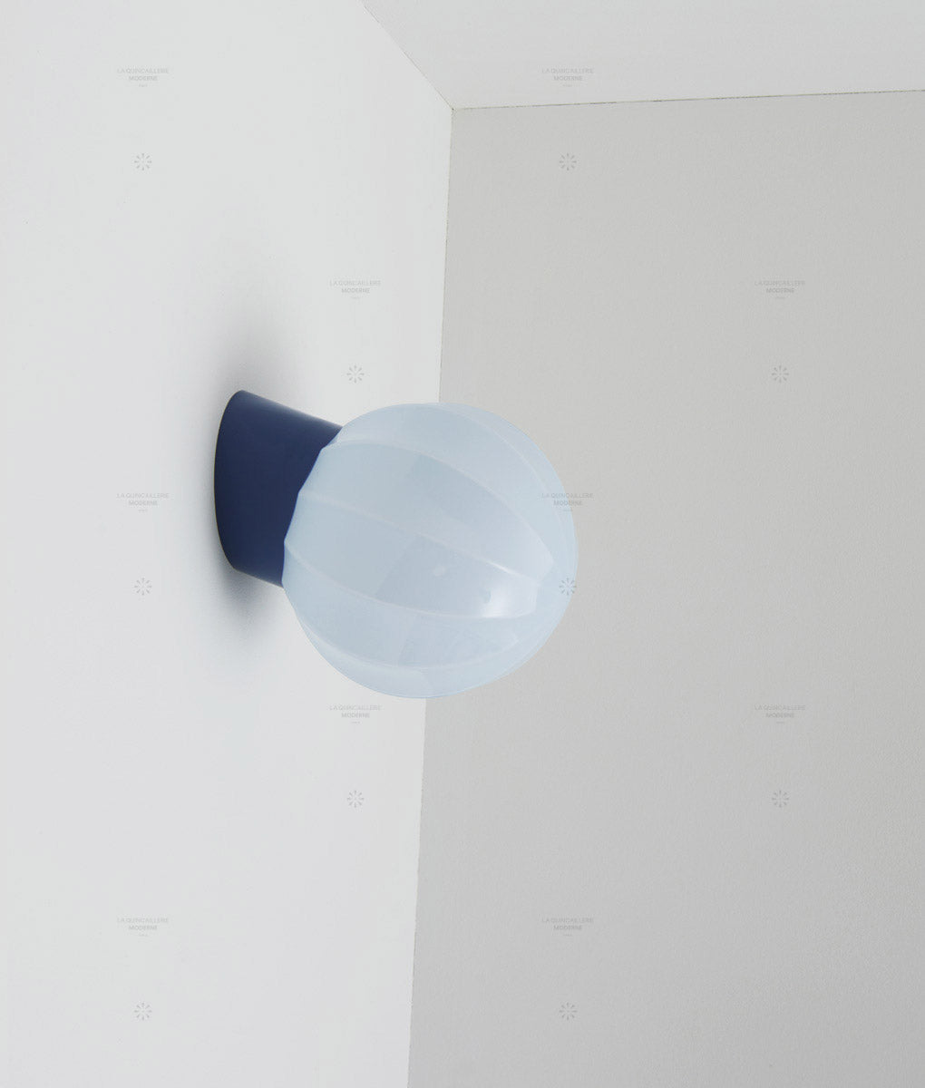 La Quincaillerie moderne - Applique "Movida" inclinée, bleu de prusse opaline bleu pâle