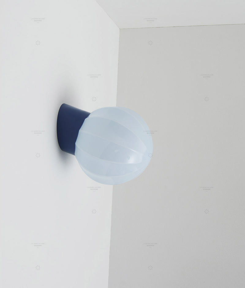 La Quincaillerie moderne - Applique "Movida" inclinée, bleu de prusse opaline bleu pâle