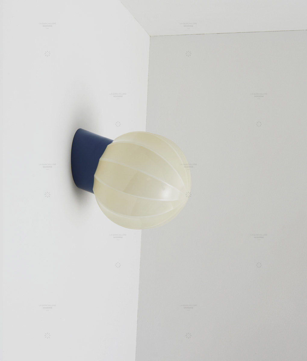 La Quincaillerie moderne - Applique "Movida" inclinée, bleu de prusse opaline crème