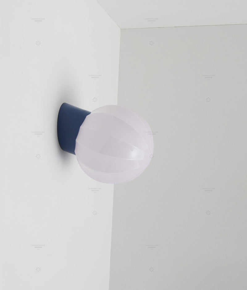 La Quincaillerie moderne - Applique "Movida" inclinée, bleu de prusse opaline rose très pâle