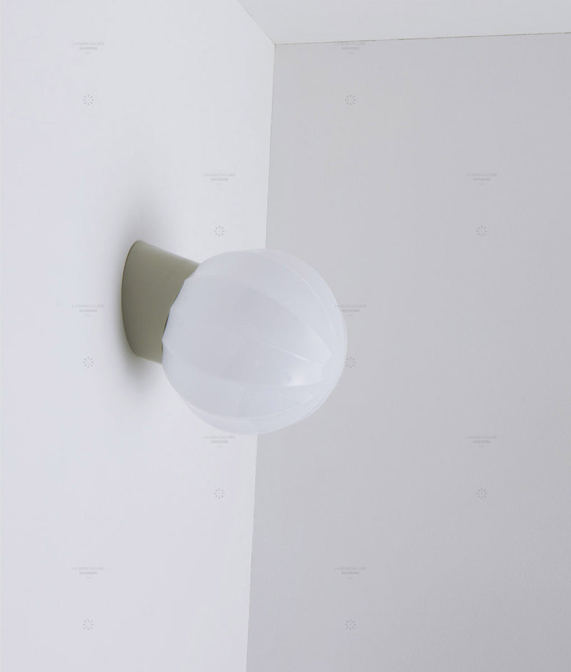 La Quincaillerie moderne - Applique "Movida" inclinée, gris perle opaline blanche