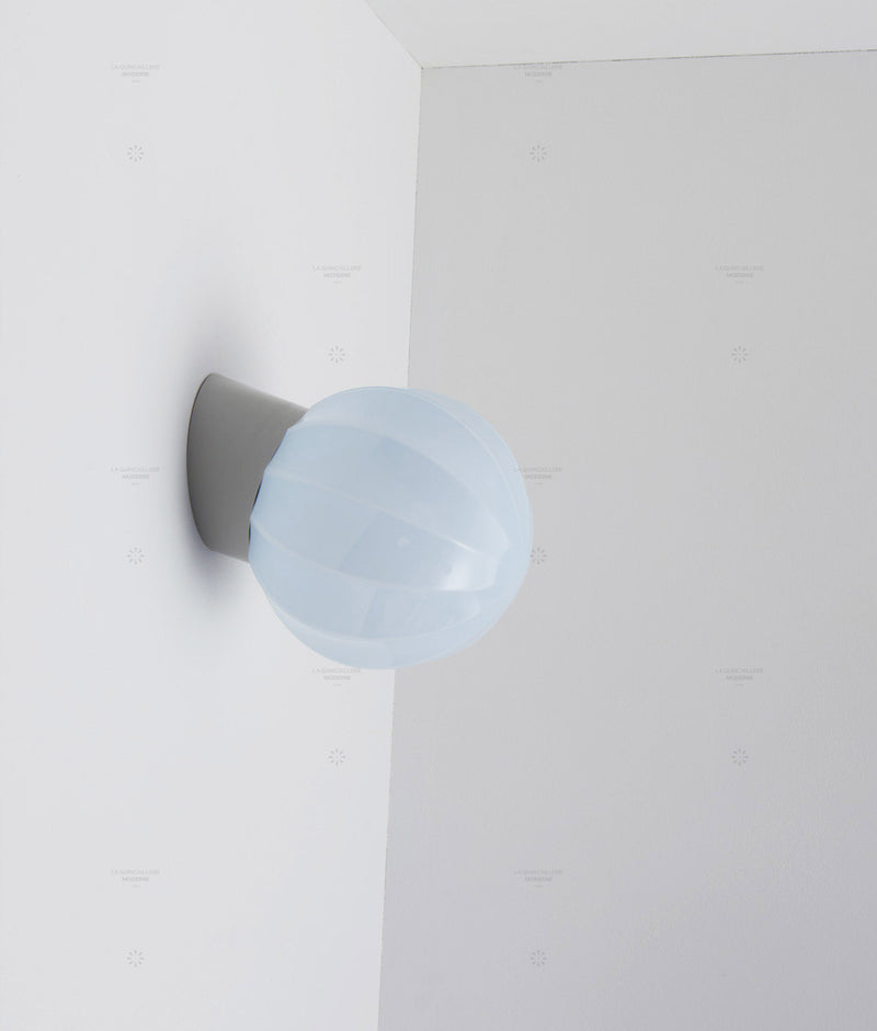 La Quincaillerie moderne - Applique "Movida" inclinée, gris perle opaline bleu pâle