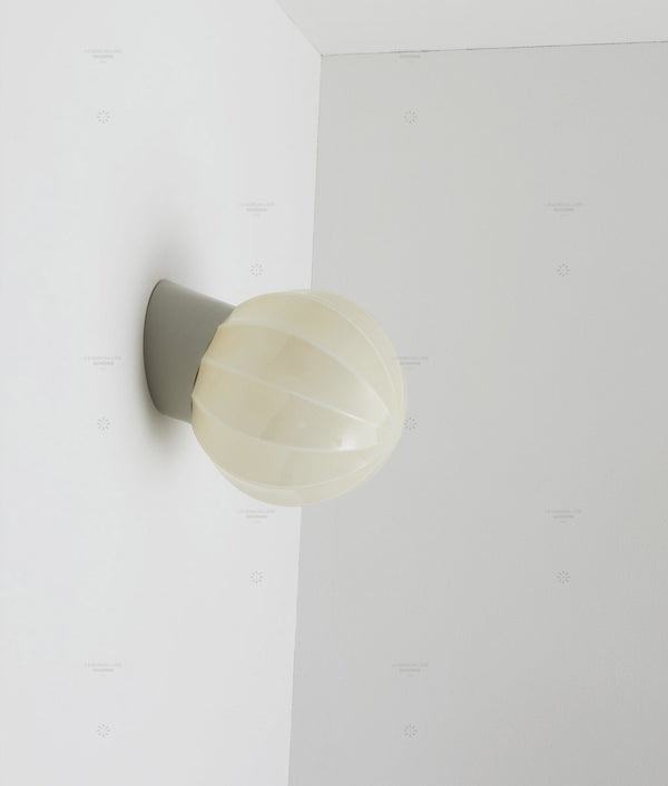 La Quincaillerie moderne - Applique "Movida" inclinée, gris perle opaline crème