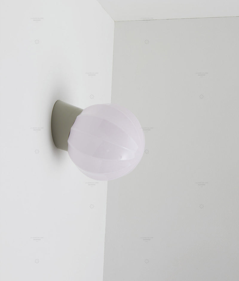 La Quincaillerie moderne - Applique "Movida" inclinée, gris perle opaline rose très pâle