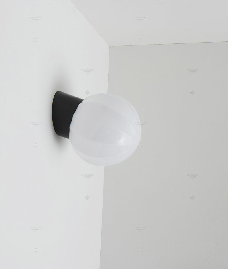 La Quincaillerie moderne - Applique "Movida" inclinée, noir opaline blanche
