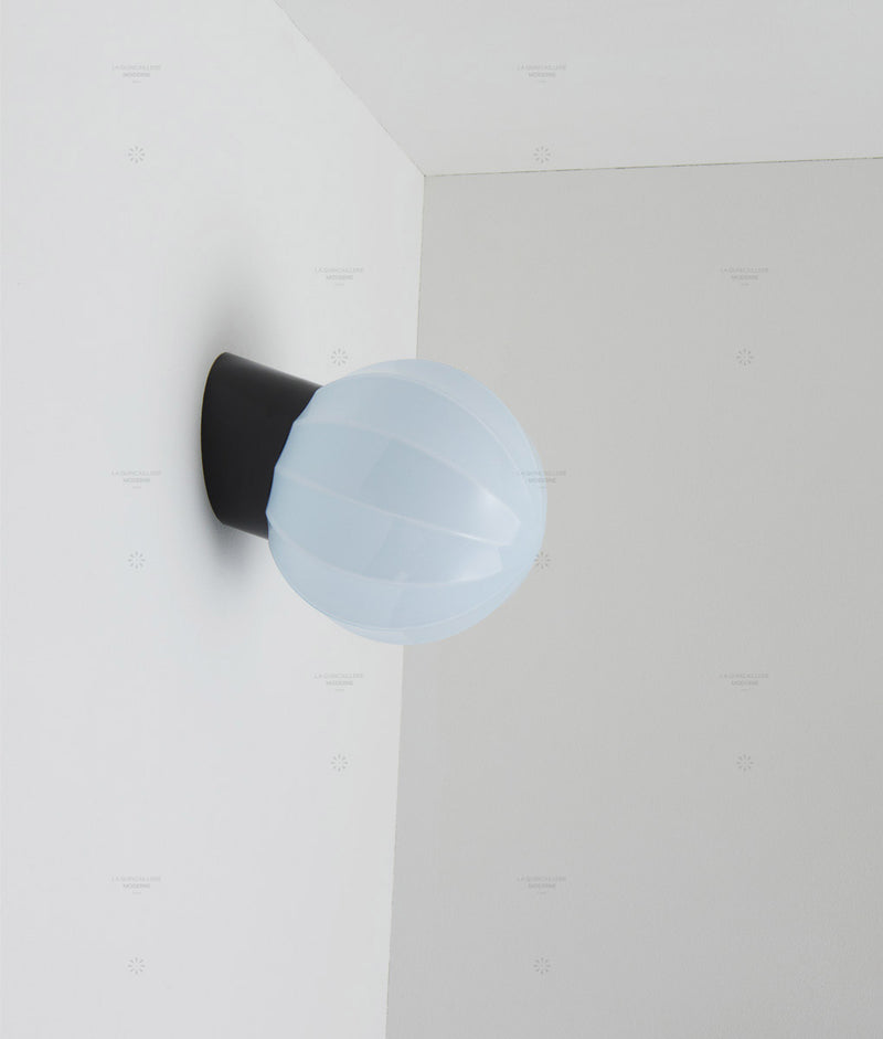 La Quincaillerie moderne - Applique "Movida" inclinée, noir opaline bleu pâle