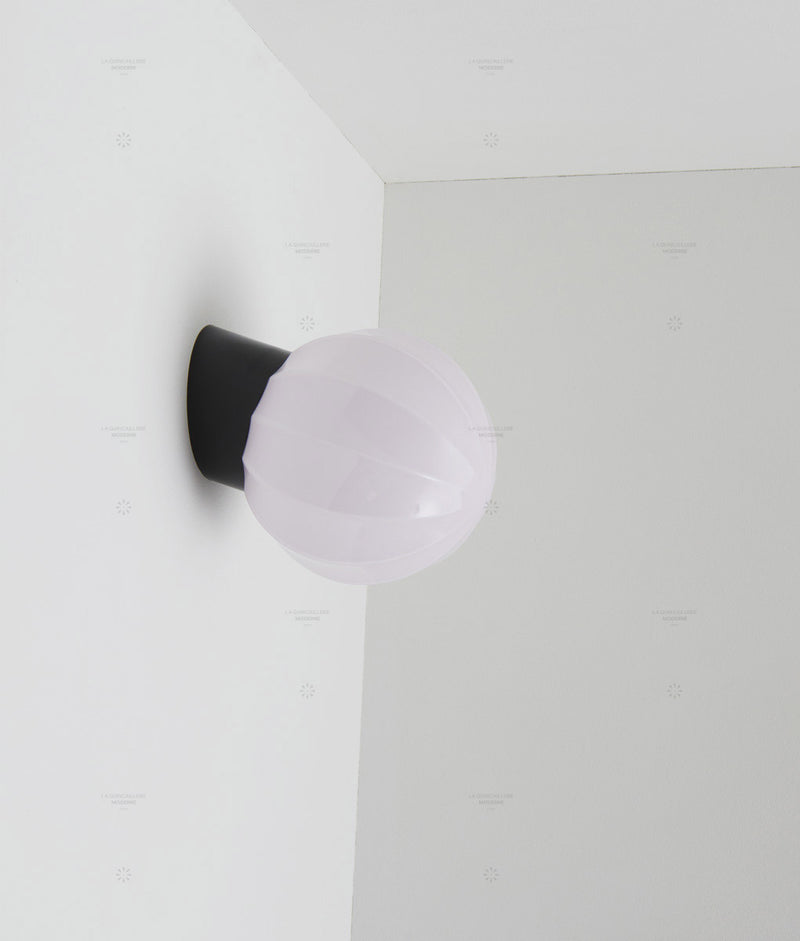La Quincaillerie moderne - Applique "Movida" inclinée, noir opaline rose très pâle