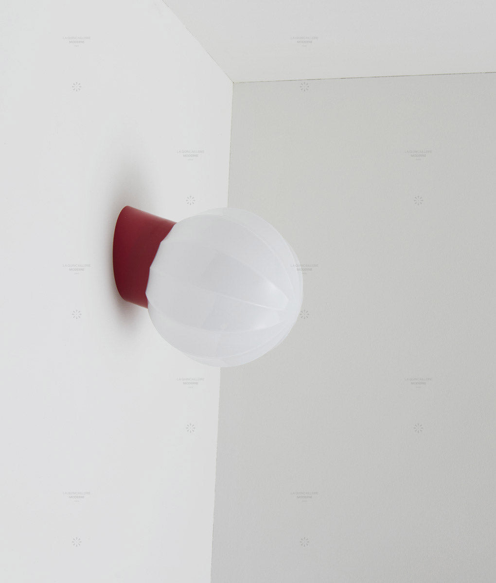 La Quincaillerie moderne - Applique "Movida" droite, rouge coquelicot opaline blanche
