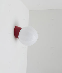 La Quincaillerie moderne - Applique "Movida" droite, rouge coquelicot opaline blanche