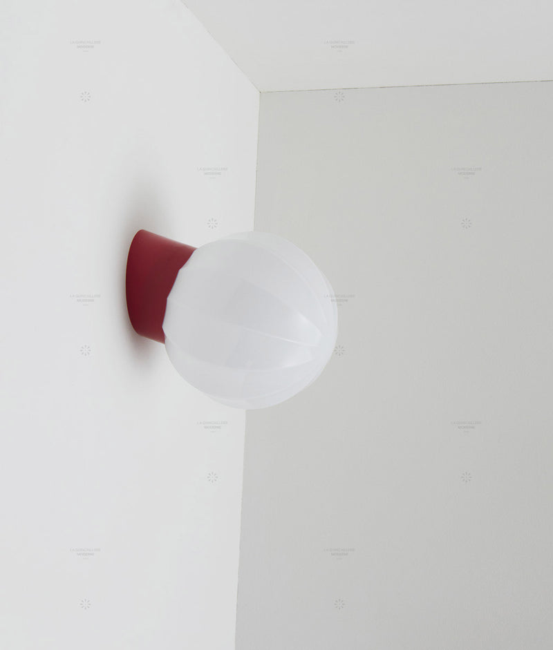 La Quincaillerie moderne - Applique "Movida" droite, rouge coquelicot opaline blanche