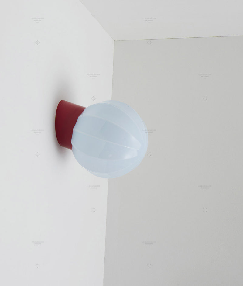 La Quincaillerie moderne - Applique "Movida" inclinée, rouge coquelicot opaline bleu pâle
