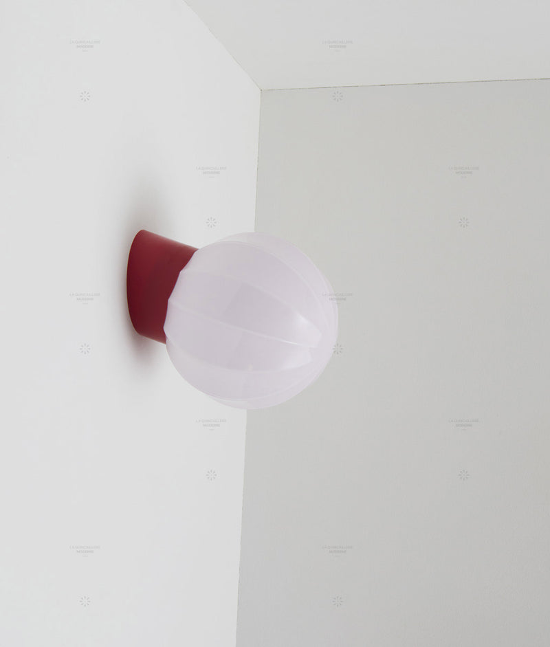 La Quincaillerie moderne - Applique "Movida" inclinée, rouge coquelicot opaline rose très pâle
