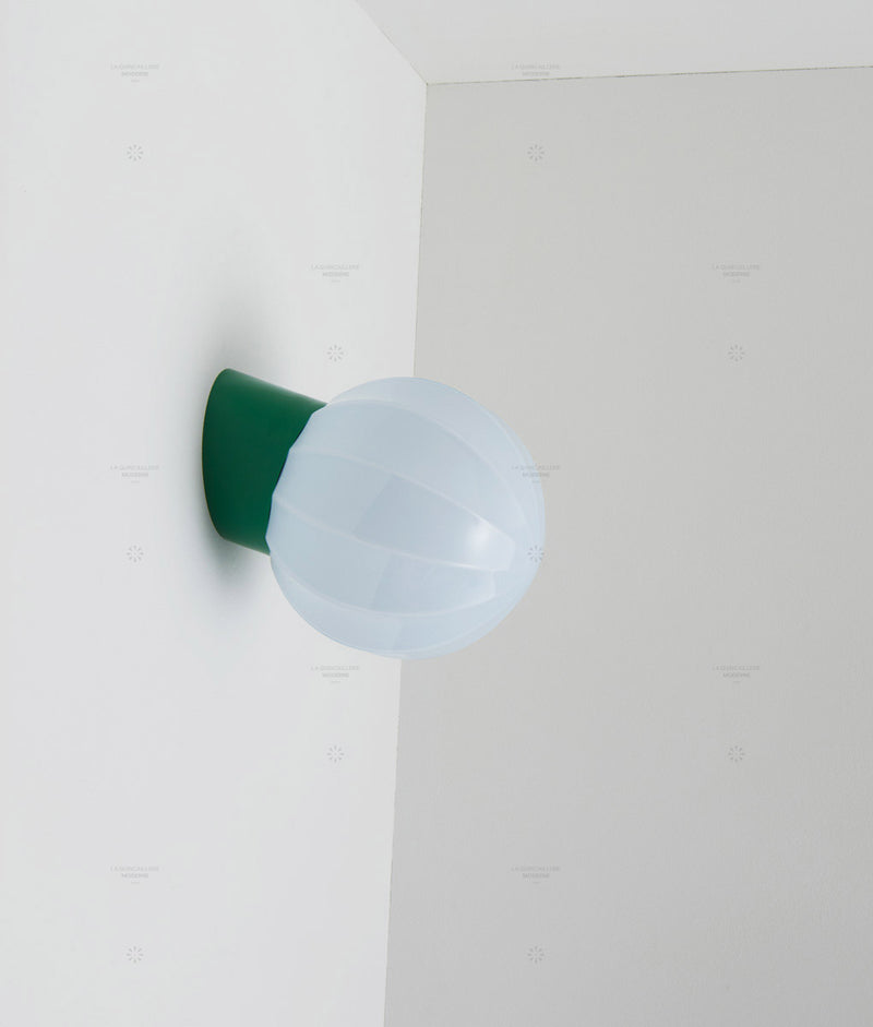 La Quincaillerie moderne - Applique "Movida" inclinée, vert prairie opaline bleu pâle