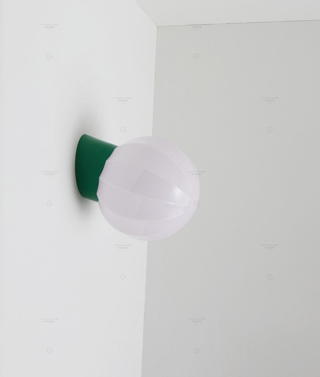 La Quincaillerie moderne - Applique "Movida" inclinée, vert prairie opaline rose très pâle