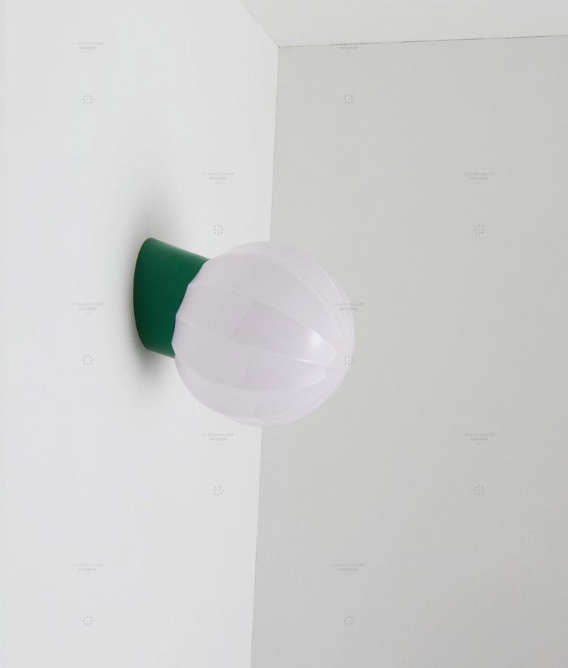 La Quincaillerie moderne - Applique "Movida" inclinée, vert prairie opaline rose très pâle