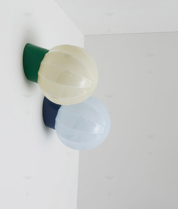 La Quincaillerie moderne - Appliques "Movida" inclinées, vert prairie, bleu de prusse, opalines crème et bleu pâle