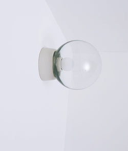 Applique en porcelaine "Alexanderplatz", base à fines cannelures, verrerie boule transparente