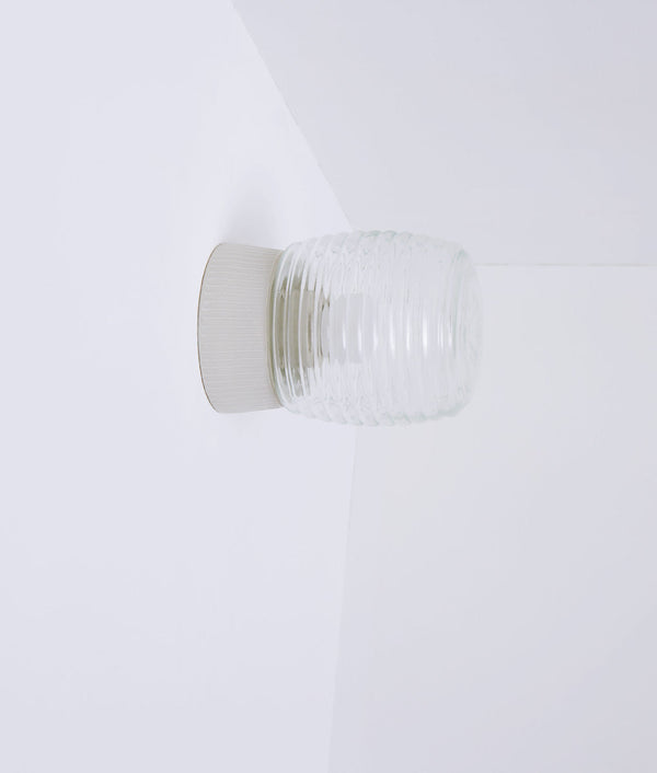 Applique en porcelaine"Alexanderplatz", base à fines cannelures, verrerie transparente cannelée