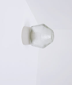 Applique en porcelaine "Alexanderplatz", base à fines cannelures, verrerie transparente texturée