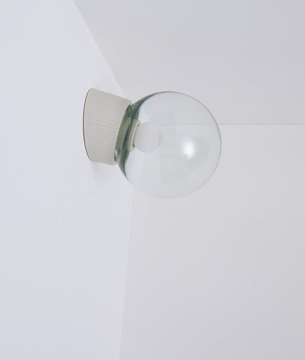 Applique inclinée en porcelaine "Alexanderplatz", base à fines cannelures, verrerie boule transparente