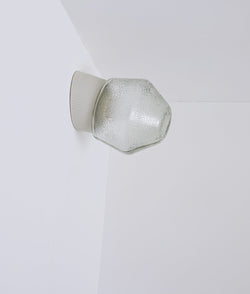 Applique inclinée en porcelaine "Alexanderplatz", base à fines cannelures, verrerie transparente texturée