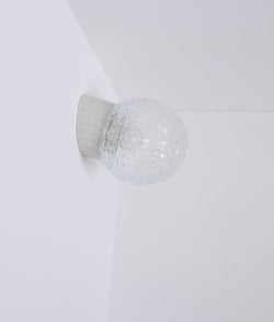 Applique inclinée en porcelaine "Alexanderplatz", base à larges cannelures, verrerie transparente, surface diamantée