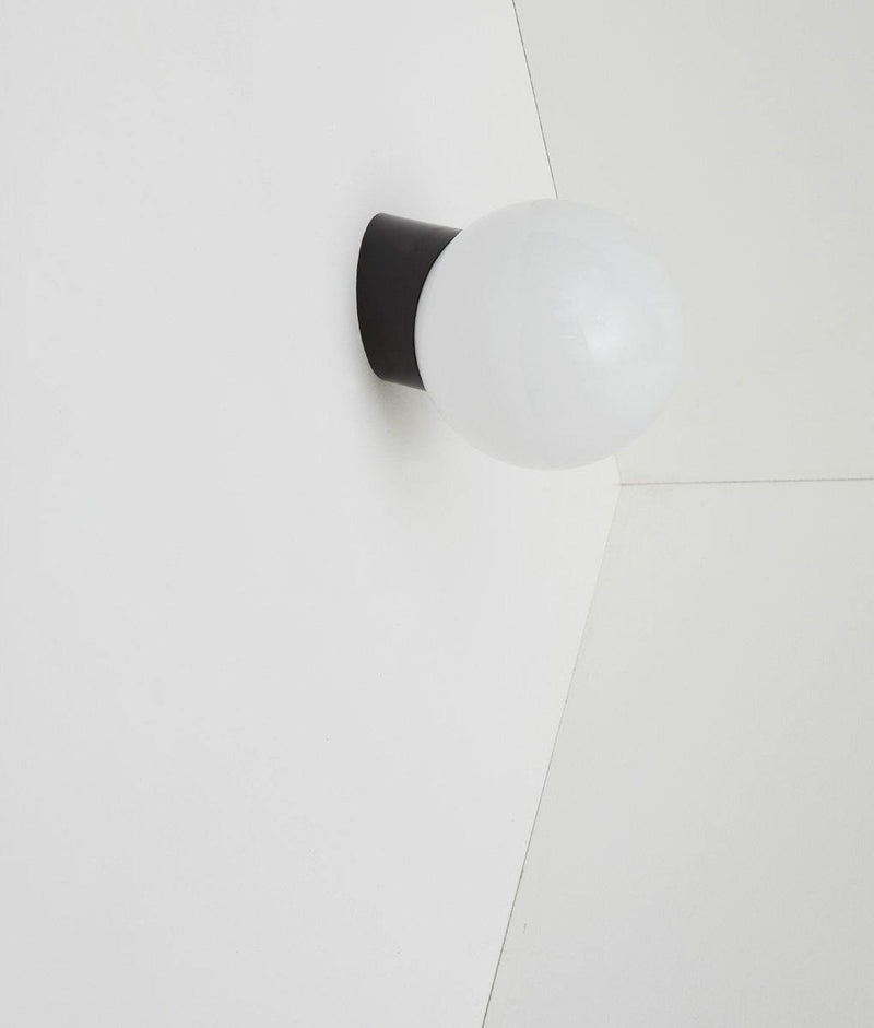 Applique plafonnier inclinée "Bauhaus" noire, verrerie opaline boule