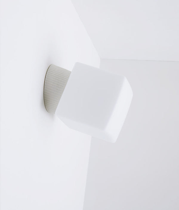 Applique inclinée "Grège", verrerie cube en opaline mate