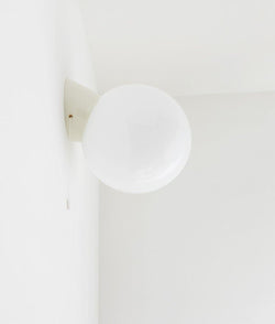 Applique inclinée avec interrupteur tirette "classique", boule opaline, grand modèle, crème