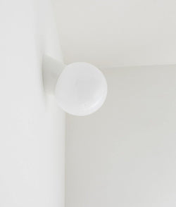 Applique inclinée "classique", boule opaline, petit modèle, blanc polaire