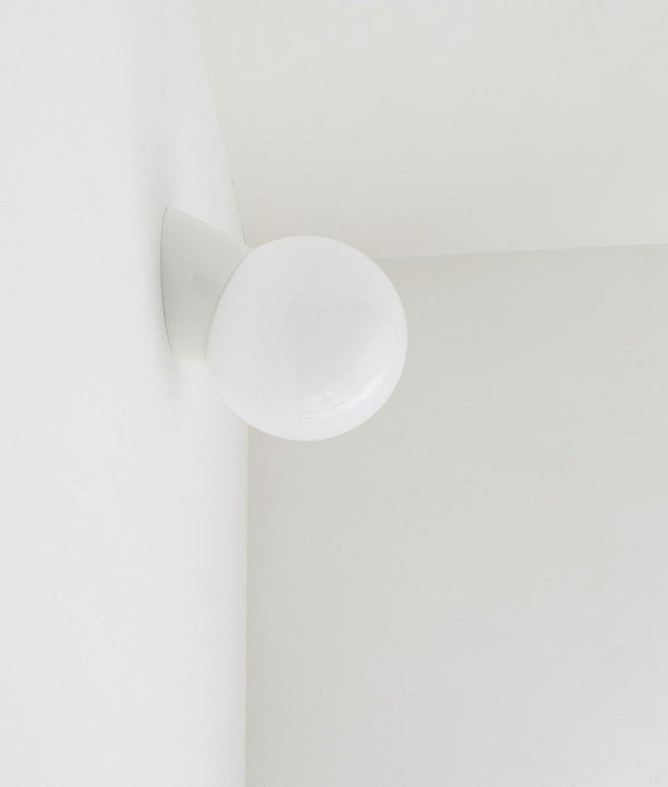 Applique inclinée "classique", boule opaline, petit modèle, blanc polaire
