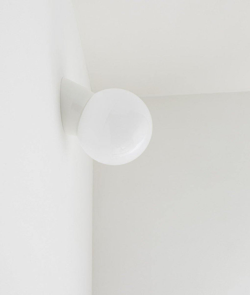 Applique inclinée "classique", boule opaline, petit modèle, blanc polaire